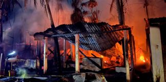 Incendio destruye al menos 55 establecimientos en Punta Zicatela