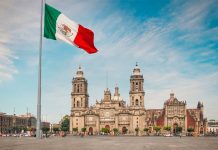 Zócalo de la Ciudad de México es blindado con vallas previo a la marcha del 8M