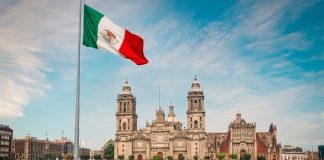 Zócalo de la Ciudad de México es blindado con vallas previo a la marcha del 8M