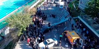 Ahora colapsa templete en foto de graduación de la UV en Xalapa; hay 18 lesionados #VIDEO