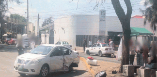 Se registra choque entre dos vehículos frente al Hospital IMSS Camelinas, al sur de Morelia