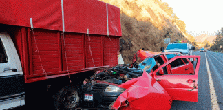 Hombre herido al chocar su auto contra una camioneta en el Ramal Uruapan de la autopista Siglo XXI