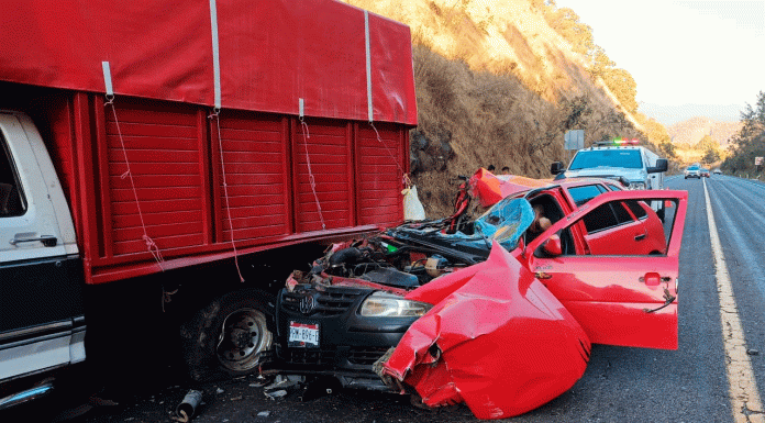 Hombre herido al chocar su auto contra una camioneta en el Ramal Uruapan de la autopista Siglo XXI