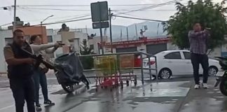 #VIDEO// Mujeres intentan asaltar una tienda y una de ella recibe tiros por parte de presuntos fiscales, de acuerdo a testigos del hecho
