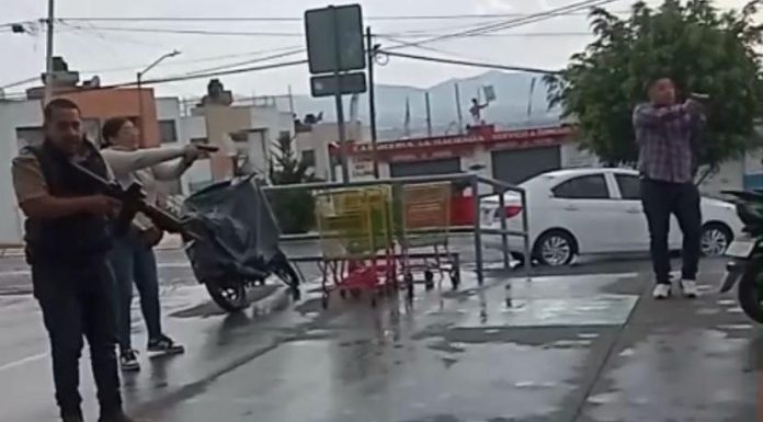 #VIDEO// Mujeres intentan asaltar una tienda y una de ella recibe tiros por parte de presuntos fiscales, de acuerdo a testigos del hecho