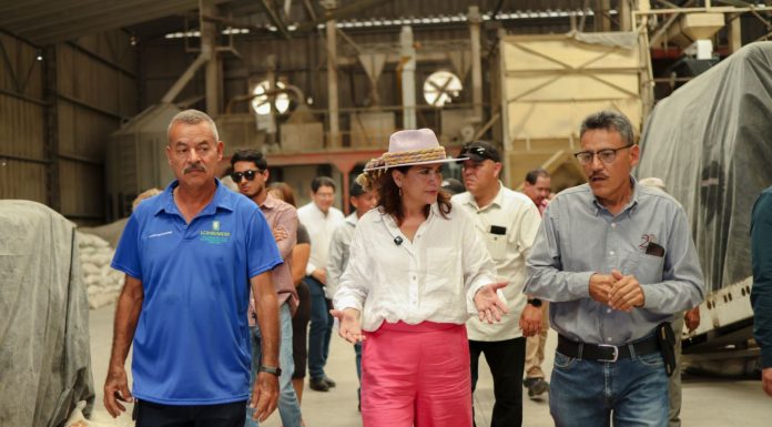 Fabiola Alanís visitó la zona de producción de arroz y mango en la tierra caliente