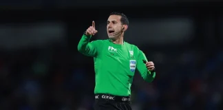 Tres árbitros mexicanos varados en Qatar por conflictos en medio oriente