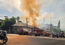 Vivienda es consumida por voraz incendio, en la colonia Morelos de Uruapan