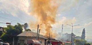 Vivienda es consumida por voraz incendio, en la colonia Morelos de Uruapan