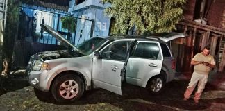Criminales fallan a intentar quemar una camioneta particular, en Uruapan