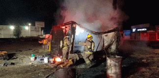 Bomberos Morelia sofocan incendio de dos cajas secas usadas como refugio por un vigilante