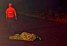 Joven motociclista muere tras ser impactada por camioneta desconocida, en Parácuaro