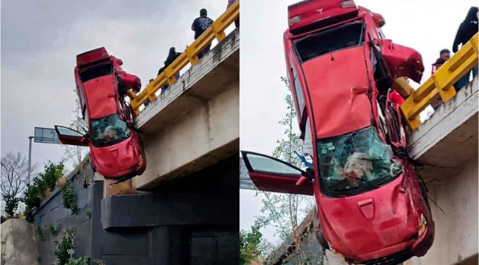 #VIDEO // Muere madre tras brutal choque; Padre e hijos atrapados en auto suspendido a 12 metros