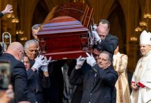 #VIDEO // Entre lágrimas y salsa: fans despiden a Willie Colón en la Catedral de San Patricio