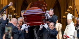 #VIDEO // Entre lágrimas y salsa: fans despiden a Willie Colón en la Catedral de San Patricio