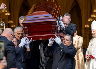 #VIDEO // Entre lágrimas y salsa: fans despiden a Willie Colón en la Catedral de San Patricio