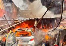 Voraz incendio consume taller mecánico y vehículos en la colonia Ignacio Gómez, en Uruapan