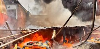 Voraz incendio consume taller mecánico y vehículos en la colonia Ignacio Gómez, en Uruapan