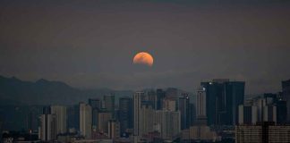 #VIDEO// Así se vivió el eclipse lunar; la “Luna de Sangre” iluminó la madrugada en América