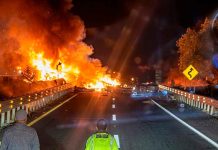 Tractocamión se incendia tras volcar en la México-Guadalajara