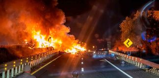 Tractocamión se incendia tras volcar en la México-Guadalajara