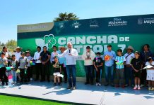 Goles para combatir la violencia en autogobierno de San Felipe de los Herreros; inaugura Bedolla cancha de futbol 7