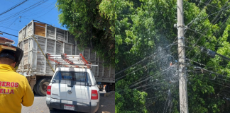 Camión se atora en cableado eléctrico y provoca cortocircuito en Colinas del Sur, Morelia