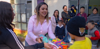 Dayana Pérez fortalece la educación en Salvador Escalante con entrega de material didáctico