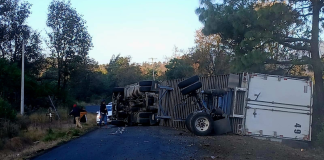 Tráiler vuelca en la carretera Uruapan – Paracho; el chofer queda herido