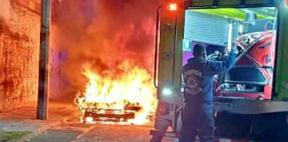 Arde en llamas auto abandonado en Prados Verdes de Morelia