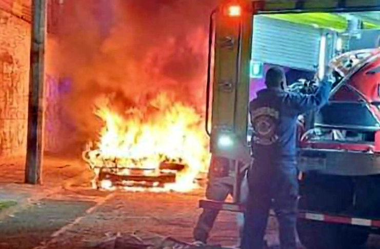 Arde en llamas auto abandonado en Prados Verdes de Morelia