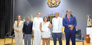 Margarita Arreola recibe presea de UMSNH por nuevas voces en la comunicación de Michoacán