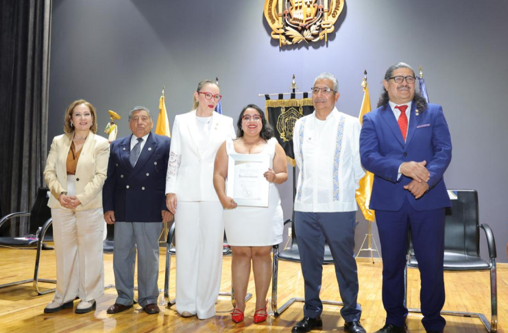 Margarita Arreola recibe presea de UMSNH por nuevas voces en la comunicación de Michoacán
