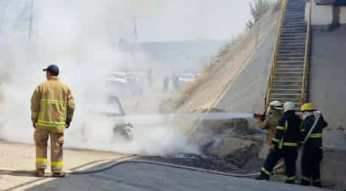 Se incendia vehículo en la Morelia-Salamanca, dentro de la región de Tarímbaro