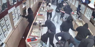 #VIDEO // Robo millonario en joyería de California; saquean en solo un minuto