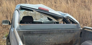 Vuelca camioneta en el camino Morelia–Recinto Ferial