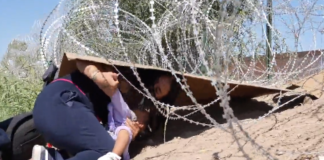 #VIDEO // Madre su hija intentado cruzar bajo alambre de púas hacia E.U.A.
