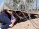 #VIDEO // Madre su hija intentado cruzar bajo alambre de púas hacia E.U.A.
