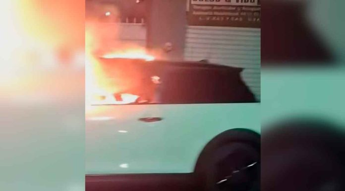 Se registra incendio de auto en la colonia Eréndira, Morelia