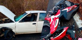Motociclista muere tras aparatoso choque contra un automóvil, en Aquila