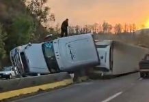 Vuelca tractocamión aguacatero en la carretera Morelia-Pátzcuaro