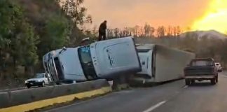 Vuelca tractocamión aguacatero en la carretera Morelia-Pátzcuaro