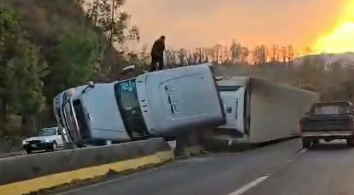 Vuelca tractocamión aguacatero en la carretera Morelia-Pátzcuaro