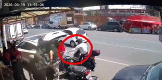 #VIDEO/ Motociclista roba celular a mujer en segundos y a plena luz del día
