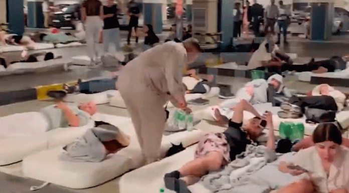 #VIDEO/ Turistas pasan la noche en sótanos ante ataques en Dubái