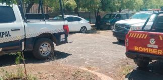 Hombre pierde la vida al chocar contra vehículos estacionados en Michoacán