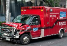 Grúa de la SSC choca contra ambulancia que trasladaba a un paciente en Tlalpan