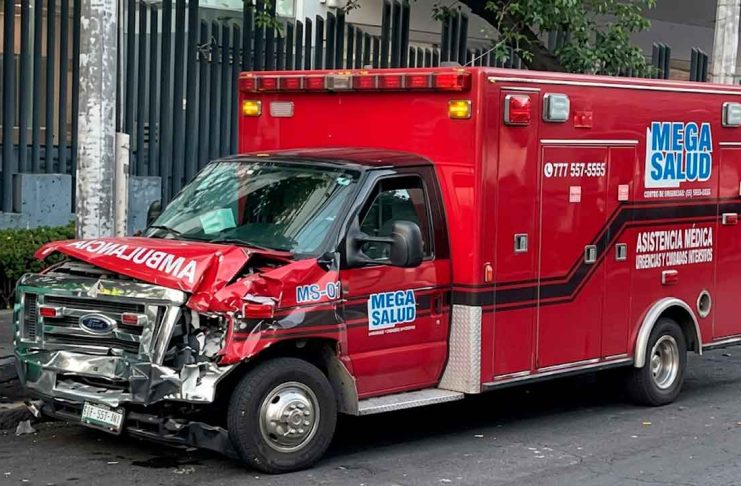 Grúa de la SSC choca contra ambulancia que trasladaba a un paciente en Tlalpan