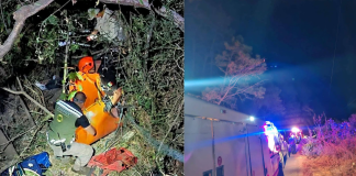 Paramédicos rescatan a motociclista que se fue a un barranco, en Tacámbaro