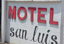 Encuentran a hombre degollado en motel de Las Guacamayas